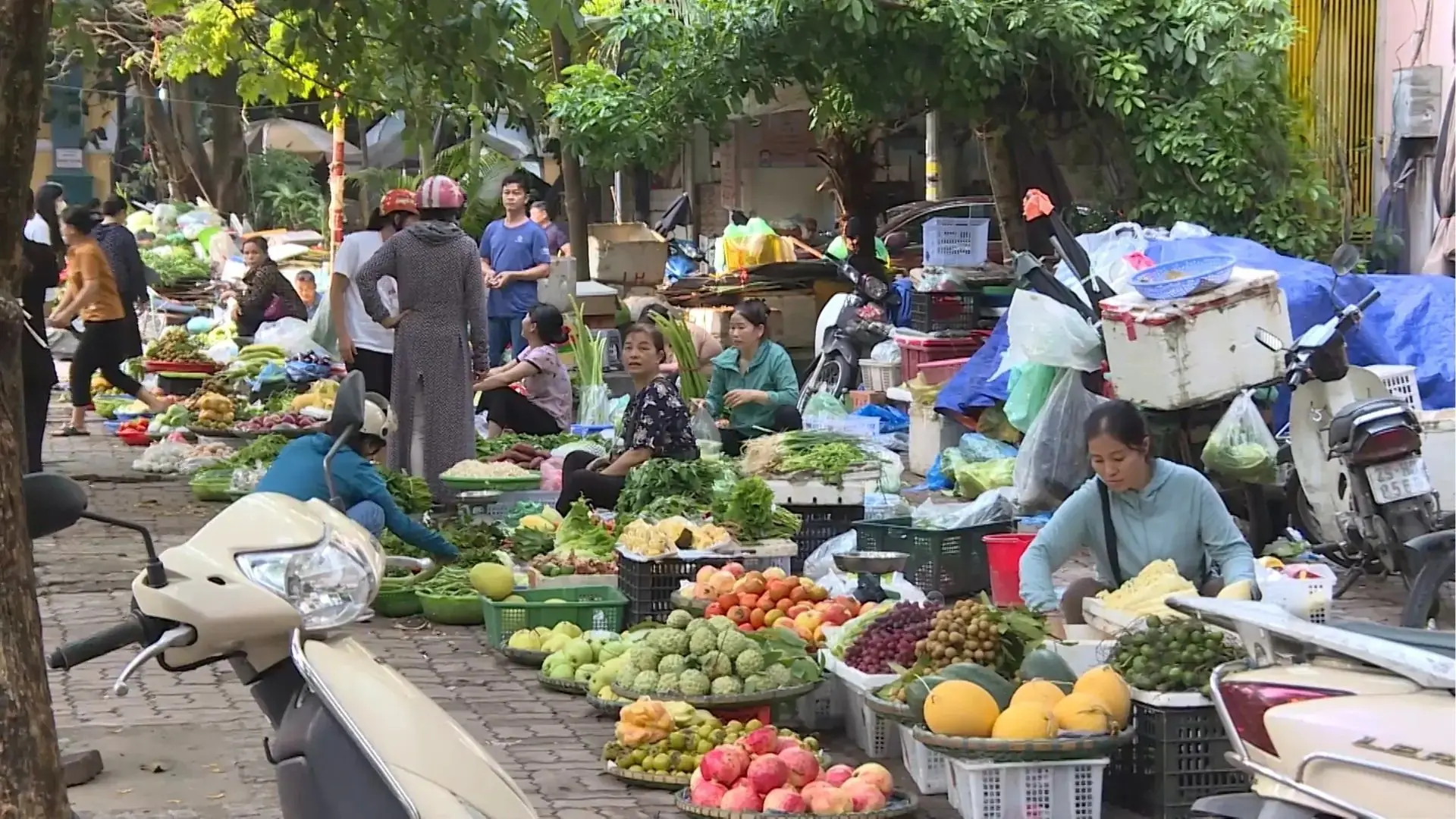 Cần giải tỏa chợ tạm lấn chiếm hè đường | Hộp thư truyền hình | 04/10/2025